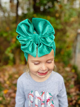 Load image into Gallery viewer, Green Velvet Bow